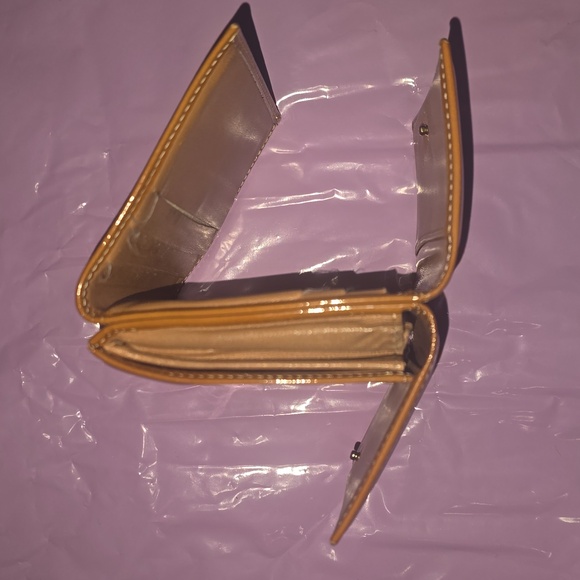 CHANEL camel brown gloss patent bifold snap leather wallet - Picture 9 of 13